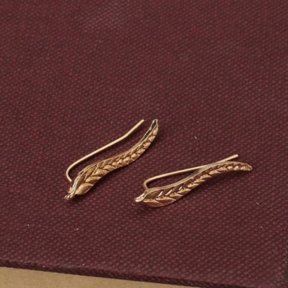 Golden Leaf Ear Crawler Earrings Gold Minimalist - Picture 2 of 2